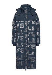 Parka acolchada azul marino con cuello alto, con grandes letras blancas reflectantes en todo el diseño y puños acanalados. Cierre frontal con cremallera y detalles de botones a presión.