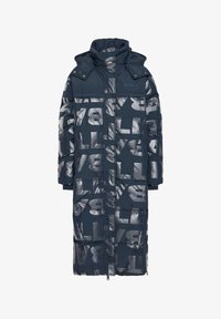 Parka acolchada azul marino con cuello alto, con grandes letras blancas reflectantes en todo el diseño y puños acanalados. Cierre frontal con cremallera y detalles de botones a presión.