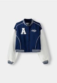 Marinblå uppvisningsjacka med vita ärmar, ribbad krage och mudd. Har en broderad bokstav "A" och logo. Kontrastfärgad pipingdekoration.