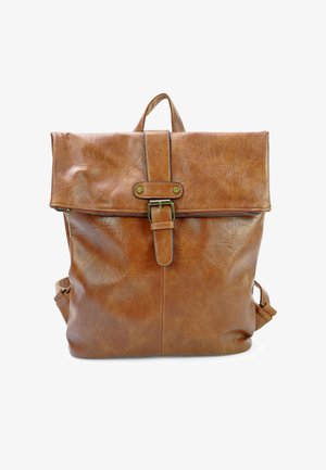 Bruine leren rugzak met een omvouwbare flap, metalen gesp en rits. Beschikt over verstelbare schouderbanden en een gestructureerde afwerking.