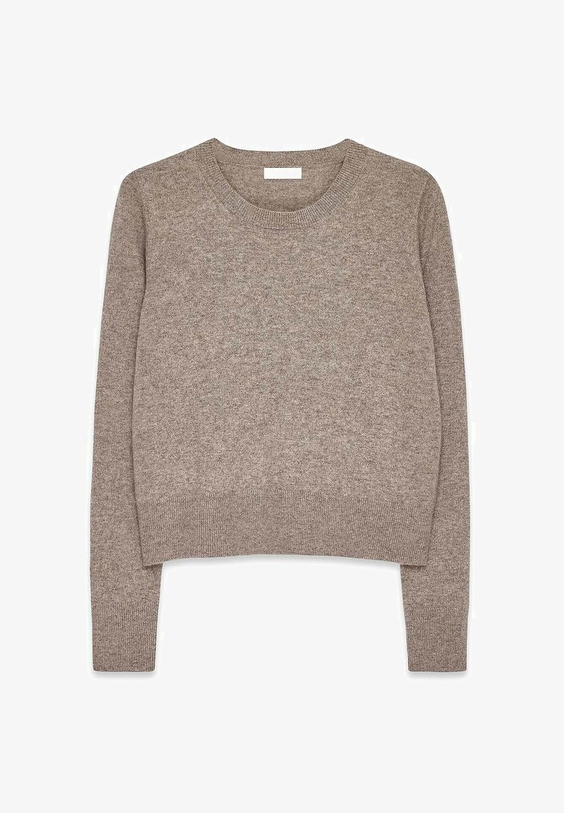 Pull court marron en tissu doux avec un col rond et des manches longues. Présente des poignets et un ourlet côtelés. Pas de motifs marquants.