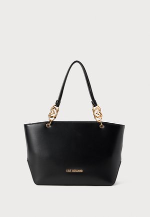 Sac cabas Moschino Black Love avec accents logo en chaîne dorée sur les anses et plaque de marque dorée à l'avant.