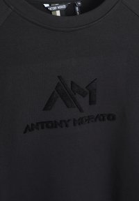 Felpa nera con dettaglio logo in rilievo che recita "ANTHONY MORATO". Tessuto morbido con scollatura a girocollo e maniche a raglan.