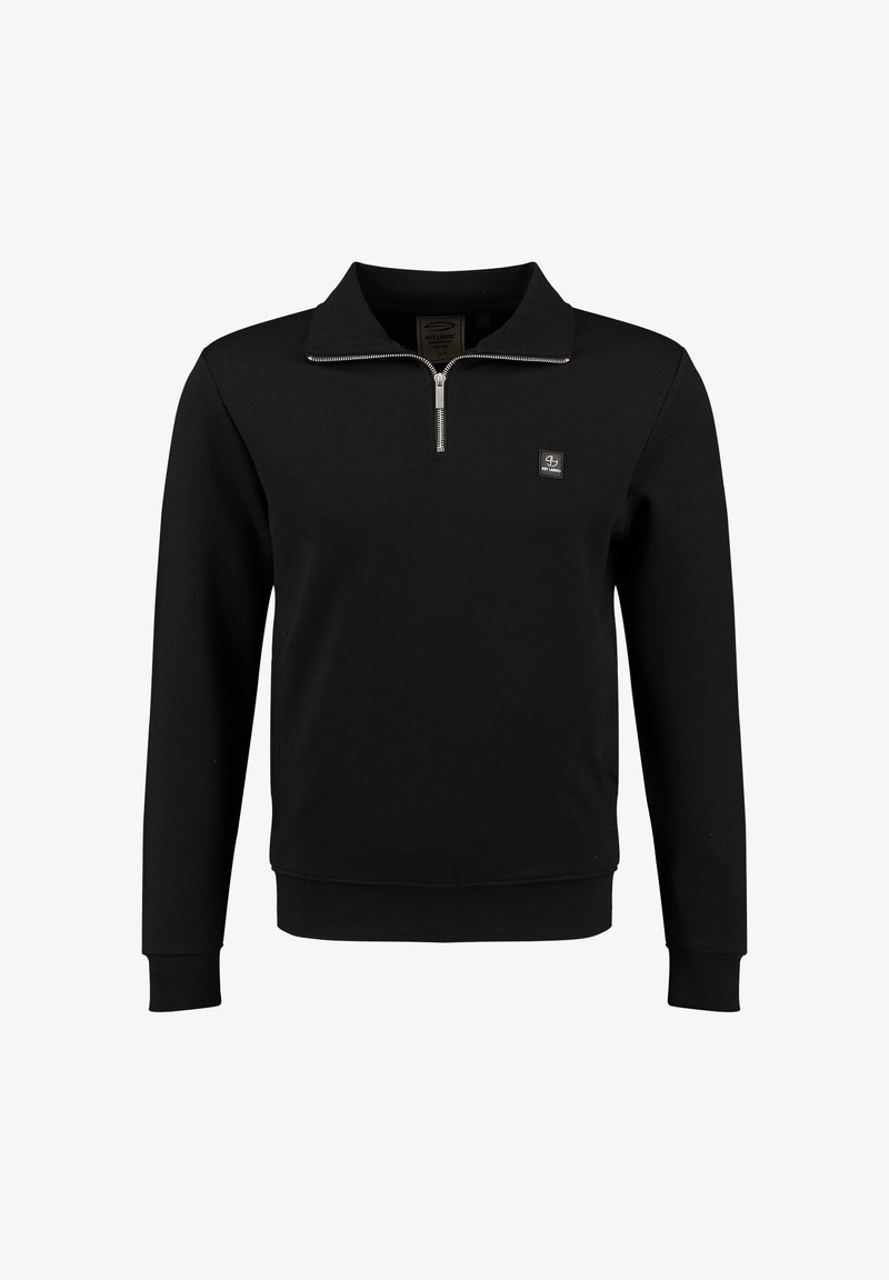 Suéter negro de manga larga con cremallera de cuarto, cuello alto, puños y dobladillo acanalados, y pequeño parche de logo en el lado izquierdo del pecho.