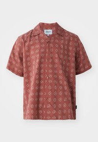 Camicia a maniche corte di colore rosso con cuore bianco e motivo a pois. Realizzata in tessuto leggero, con chiusura a bottoni e colletto classico.