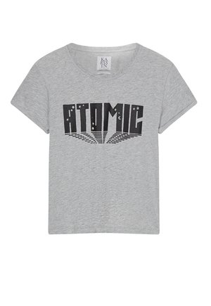 Maglietta grigia in cotone con maniche corte, caratterizzata da una grafica nera "ATOMlC", dettagli di una stella e una mezzaluna sul davanti.