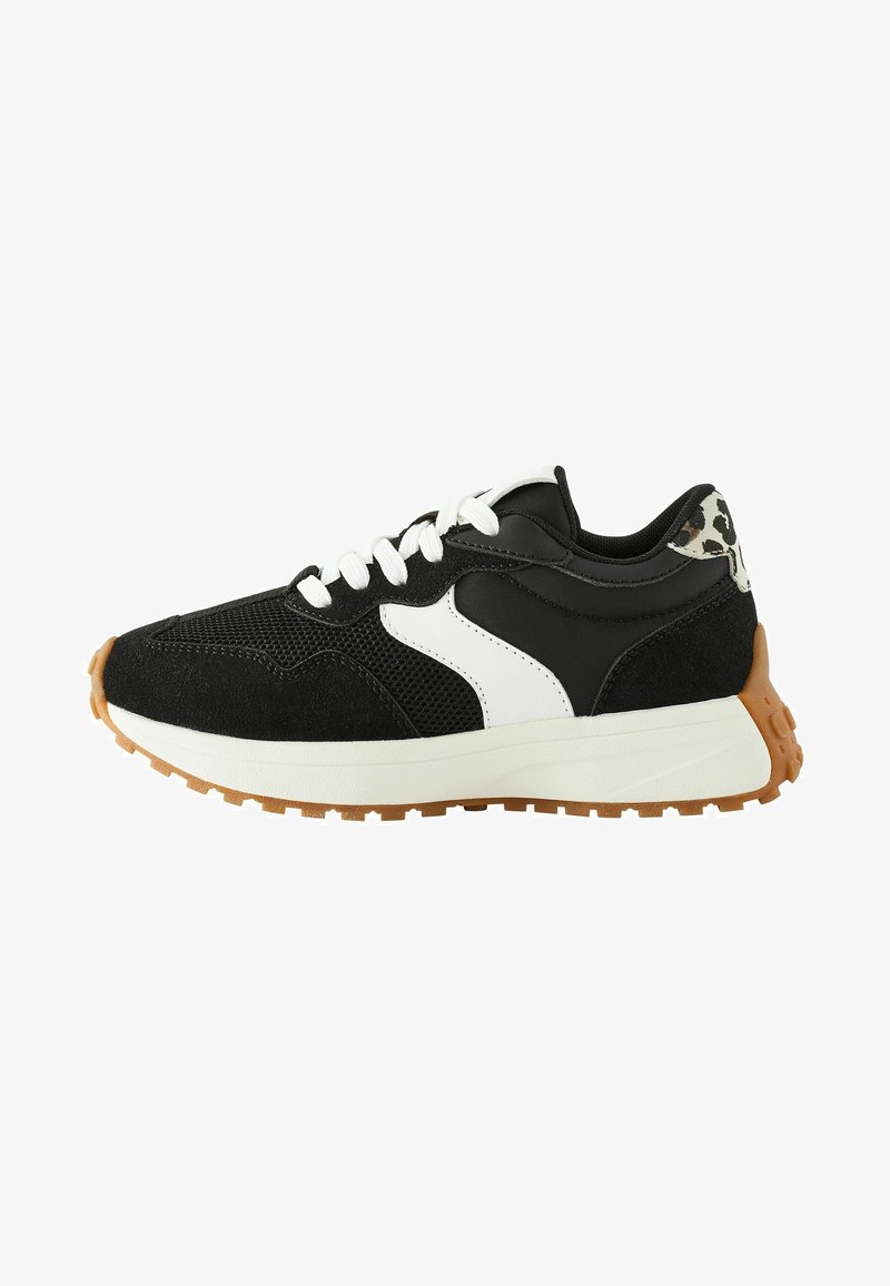 Sort sportssko med hvide og leopardprint detaljer, lavet af mesh og ruskind, hvide snørebånd og en sål i gummirubber.