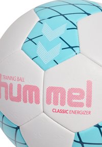 Pallone da calcio da allenamento bianco con accenti blu. Presenta motivi geometrici, superficie testurizzata e logo rosa "Hummel Classic Energizer".