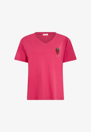 T-shirt di cotone rosa con scollatura a V, maniche corte e un design ricamato a fragola sul petto, con dettagli verdi e rossi.