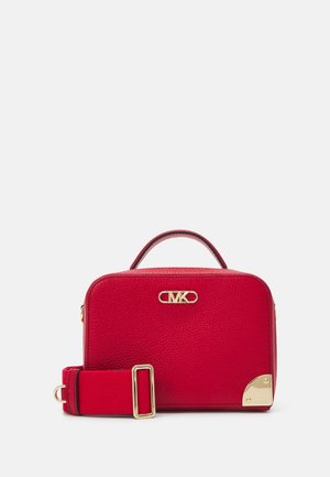 Bolso bandolera de cuero texturizado rojo con herrajes dorados, correa ajustable, asa superior y emblema del logo en la parte delantera sobre un fondo blanco.