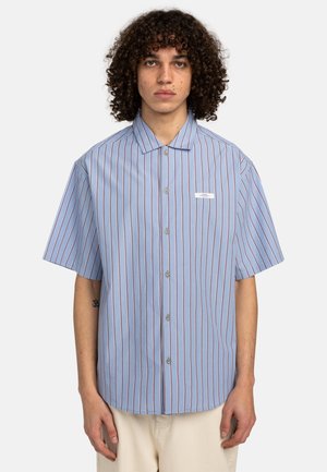 Korte mouwen button-up shirt in lichtblauwe stof met verticale rode en witte strepen, met een puntige kraag en een klein logo label.