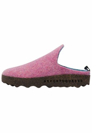 Buty w stylu chodaków na wsuwkę z różowym filcowym wierzchem i grubą, fakturowaną brązową podeszwą z nazwą marki z boku oraz czarną pętlą na pięcie.