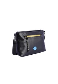Bolso negro de piel de hombro con un bolsillo con cremallera dorada, acento de logo azul y correa ajustable con un detalle trenzado. Forma rectangular.