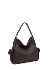 Borsa a spalla in pelle marrone con un design morbido, forma arrotondata e una larga tracolla. Presenta tasche laterali e un branding minimal sulla parte anteriore.