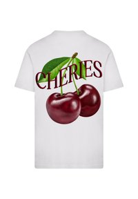Valkoinen t-paita, jossa on kaksi realistista punaista kirsikkaa vihreine lehtineen ja sana "CHERIES" burgundinvärisellä typografialla niiden yläpuolella.