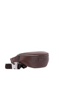 Rjav usnjen pas za okoli bokov z zadrgo, ukrivljene oblike, nastavljivim najlonskim trakom in kovinskim zaponko. Na sprednji strani ima detajl z logotipom.