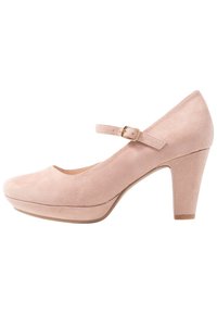 Décolleté in suede rosa con punta rotonda, cinturino alla caviglia e design a piattaforma per un'altezza extra. Texture liscia, tacco di altezza moderata.
