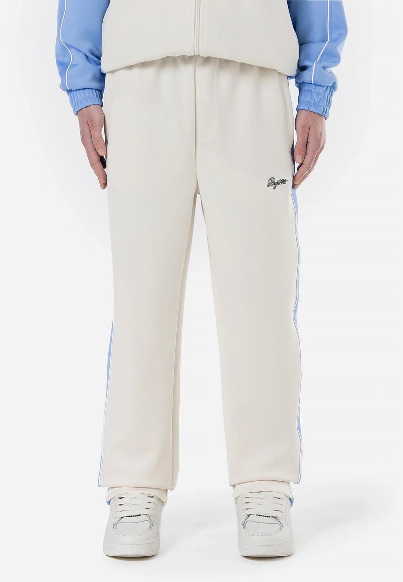 Cremefarvede sweatpants med lyseblå sidestriber, lavet af blødt stof, med et broderet logo på venstre lår.