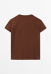 Brun bomulds t-shirt med korte ærmer, rund hals og ensfarvet design; har en glat overflade og en jævn farvefordeling.