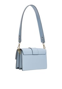 Helles blaues Lederhandtäschchen mit strukturiertem Design, Klappenverschluss und abnehmbarem Riemen. Verfügt über Beschläge in Goldfarbe und kontrastierende Kanten.