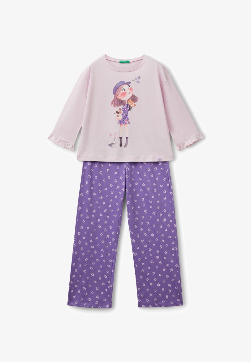 Haut rose à manches longues avec un design graphique et des poignets volants, associé à un pantalon violet avec de petits motifs floraux blancs.