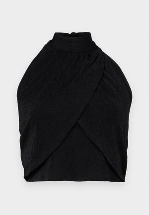 Fekete pánt nélküli felső, texturált anyagból, magas nyakkal, ráncolt részletekkel és keresztbetett kialakítással, rövid fazonban.