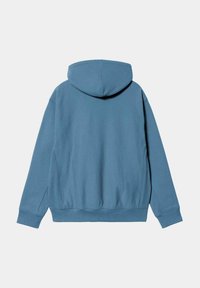 Sudadera de color azul claro con una textura suave, bolsillos tipo canguro y capucha con cordón, que presenta un corte relajado y puños y dobladillo acanalados.