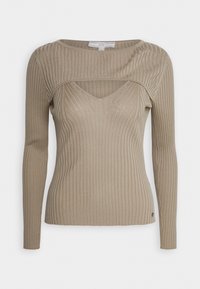 Beżowy sweter z długim rękawem o ribbowanym wzorze, z wycięciem w dekolcie i dopasowanym kroju. Materiał ma miękką, teksturowaną powierzchnię.