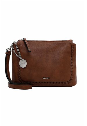 Bruine lederen crossbody tas met een textuur, ritsluiting, gevlochten accenten langs de rand en een afneembare kettingriem.