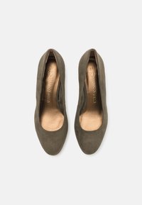 Chaussures à talons hauts en daim vert avec un bout rond et une doublure intérieure lisse. Présente un design minimaliste sans embellissements supplémentaires.