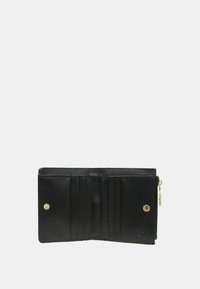 Portafoglio in pelle nera con chiusura a zip, numerosi scomparti per carte, una texture liscia e dettagli in metallo dorato.