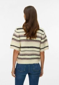 Suéter de manga corta con rayas en tonos crema, gris y malva. Textura suave con un ajuste relajado, que incluye un dobladillo acanalado y mangas sueltas.