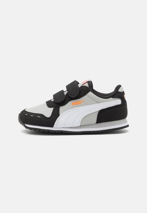 Sort, hvid og grå Puma-sneaker med to sorte velcrobånd og orange Puma-logo på siden, vist fra ydersiden.