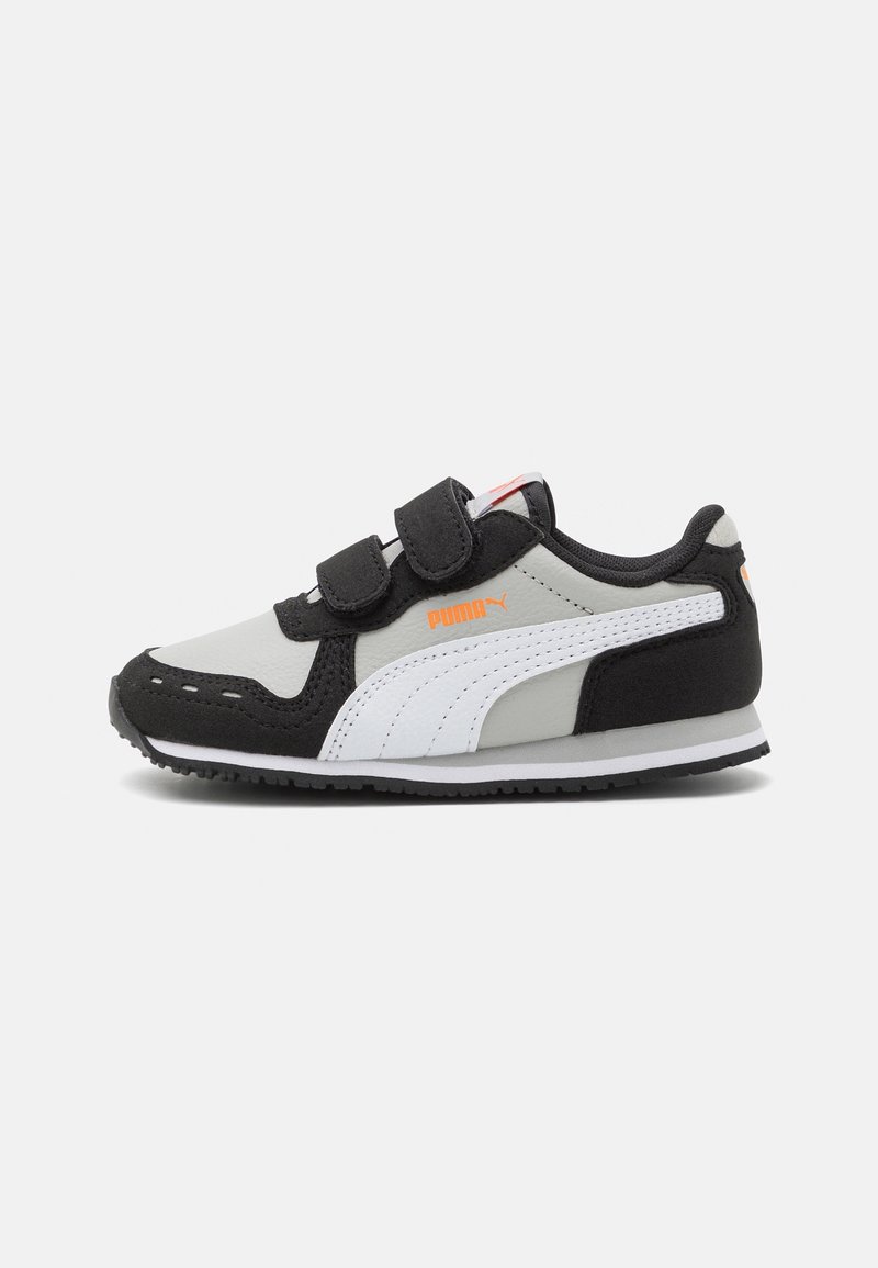 Baskets Puma noires, blanches et grises avec deux bandes Velcro noires et logo Puma orange sur le côté, vues de l’extérieur.