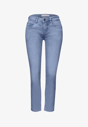 Jean slim pour femme de couleur bleu clair avec poches avant, passants pour ceinture et fermeture à bouton, présenté en position debout sur un fond blanc.