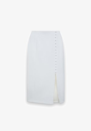Jupe midi blanche avec des boutons recouverts de tissu courant le long du côté droit et une fente devant sous les boutons.