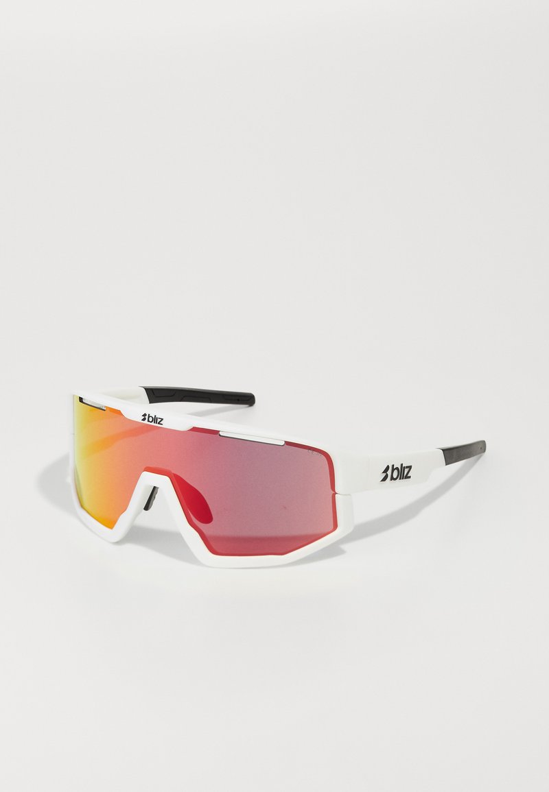 Sportsonnenbrille mit einem weißen Rahmen, übergroßen roten Gläsern mit Farbverlauf, schwarzen Bügeln und einer sechseckigen Form, die an der Seite eine Markenkennzeichnung trägt.