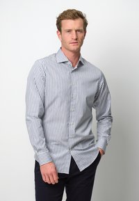 Gestreept overhemd in blauw en wit, gemaakt van lichtgewicht stof, met een brede kraag en lange mouwen.