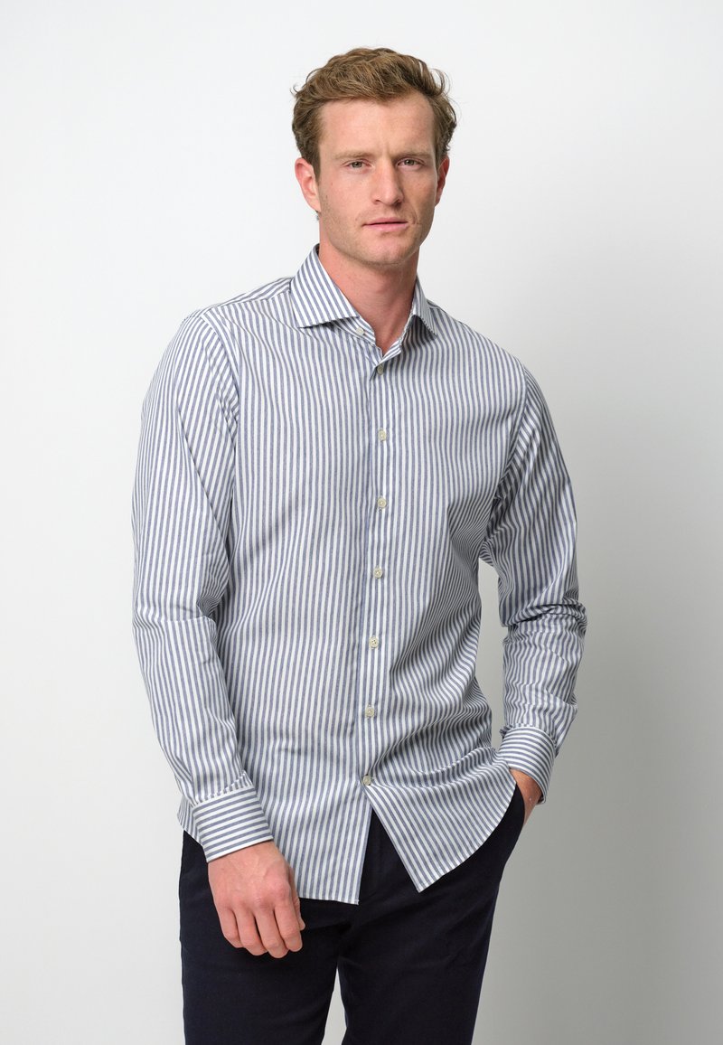 Gestreept overhemd in blauw en wit, gemaakt van lichtgewicht stof, met een brede kraag en lange mouwen.