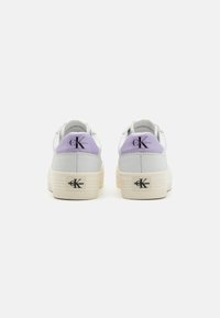 Calvin Klein Jeans FLATFORM LACEUP - Sneakers basse - bright white/pastel lilac/creamy