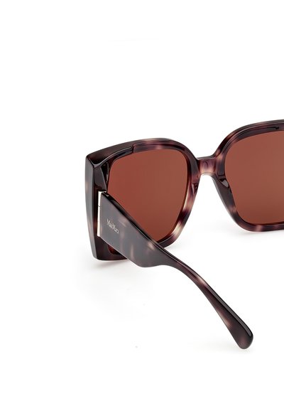 Occhiali da sole di colore marrone con una larga montatura quadrata, realizzati in plastica con motivo tartaruga scura. Presentano aste robuste con un accento metallico.