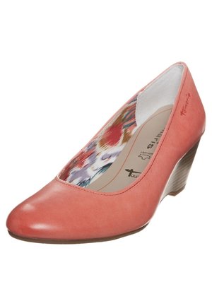 Koraleowe skórzane buty na koturnie z ostro zakończonym noskiem, teksturowanym obcasem i wnętrzem podszewki w kwiatowy wzór. Gładka powierzchnia i elegancki design.