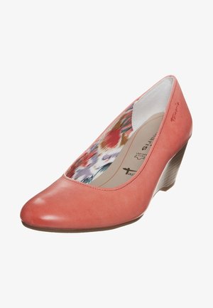 Zapato de cuña de piel color coral con puntera afilada, tacón texturizado y forro interior con patrón floral. Acabado suave con un diseño elegante.