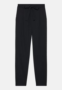 Pantalon noir sur mesure avec ceinture à nouer, devant plissé et jambes fuselées. Confectionné dans un tissu lisse et texturé avec poches latérales.