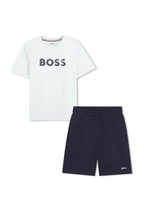 Witte T-shirt met korte mouwen met de tekst "BOSS" en zwarte shorts met trekkoord en een klein "BOSS"-logo aan de onderkant.
