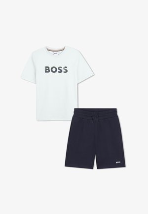 T-shirt bianca a maniche corte con la scritta "BOSS" e pantaloncini con coulisse neri con piccolo logo "BOSS" sul fondo.