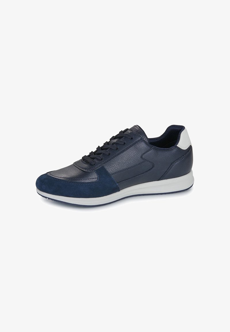 Baskets pour hommes en cuir et suède bleu marine avec détail blanc sur le talon et semelle en caoutchouc blanche, vues de côté extérieur.