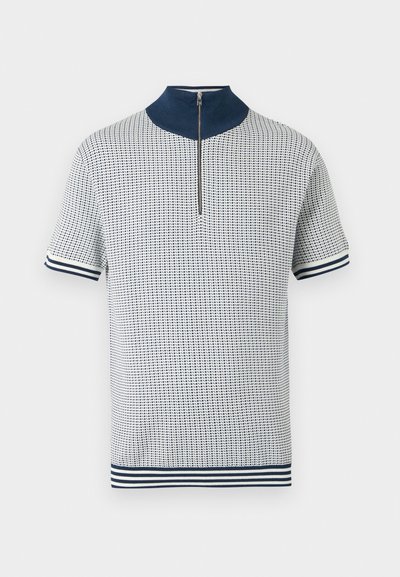 Polo cu mânecă scurtă, alb și bleumarin, cu un model texturat de tricot, guler bleumarin și accente striped alb și bleumarin pe mâneci și tiv.