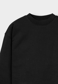 Svart crewneck hettegenser med synlige sømdetaljer på skulderen og kragen, vist på en enkel lys grå bakgrunn.