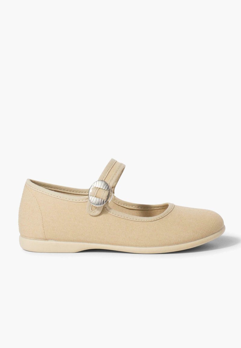 Beige Leinen Mary Jane Ballerinas mit runder Zehenpartie, Riemen über dem Spann und silberfarbener Schnallenakzent. Dünne Gummisohle.